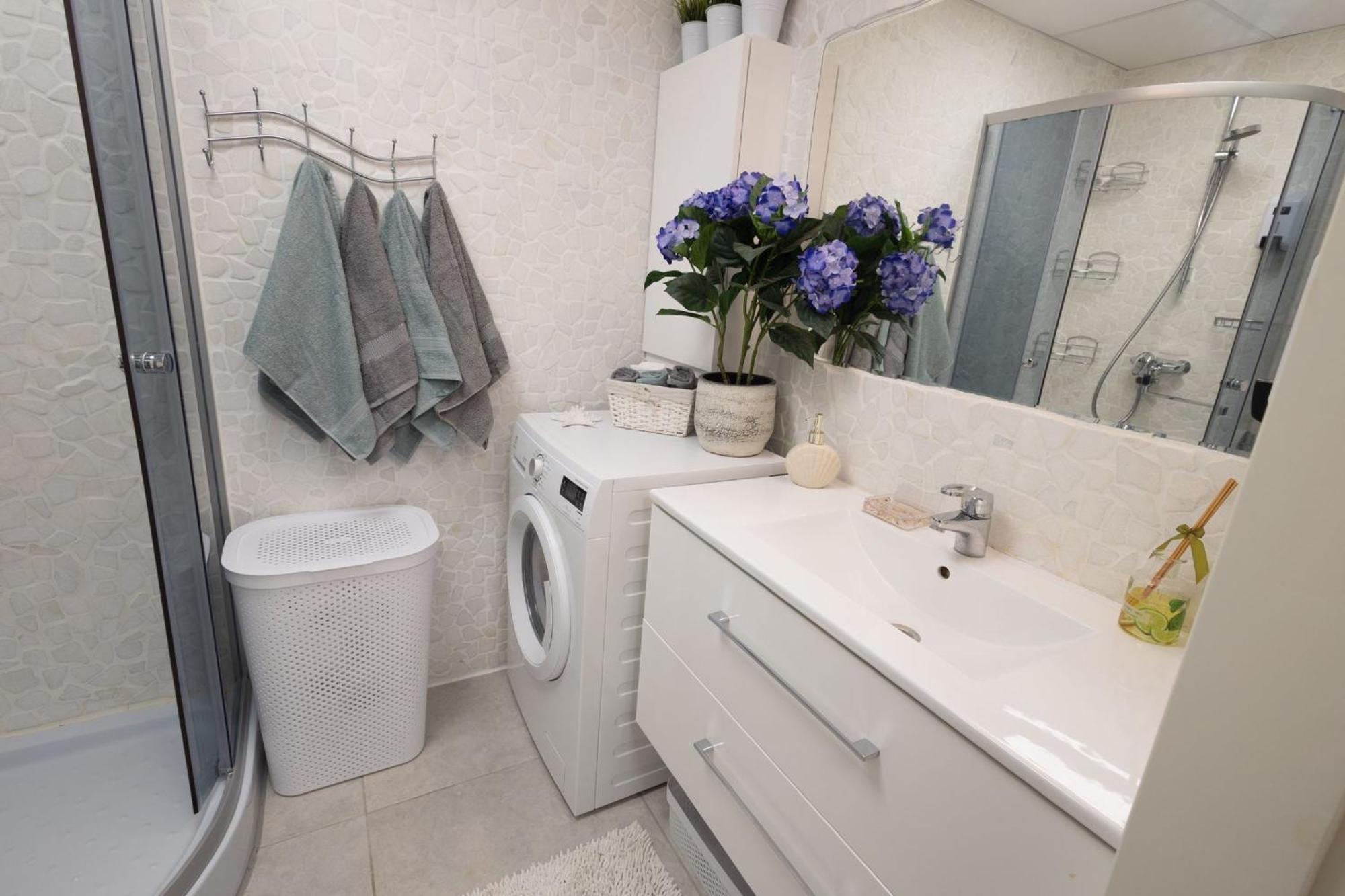 Stella'S Apartment - City Center - Free Secure Parking - Big Sun Terrace - Air Conditioning - Wifi - Tram To The Tallinn Bus Station And Old Town Bagian luar foto
